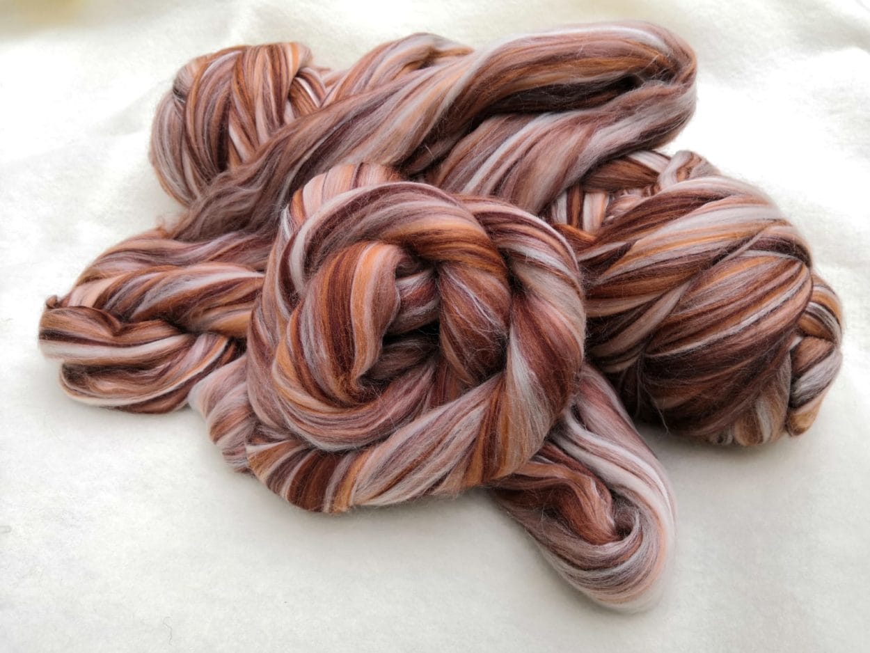 Silkkimerino suklaasekoitus on ruskeaa ja vaaleaa ruskeaa merinoa yhdistettynä raidoiksi.