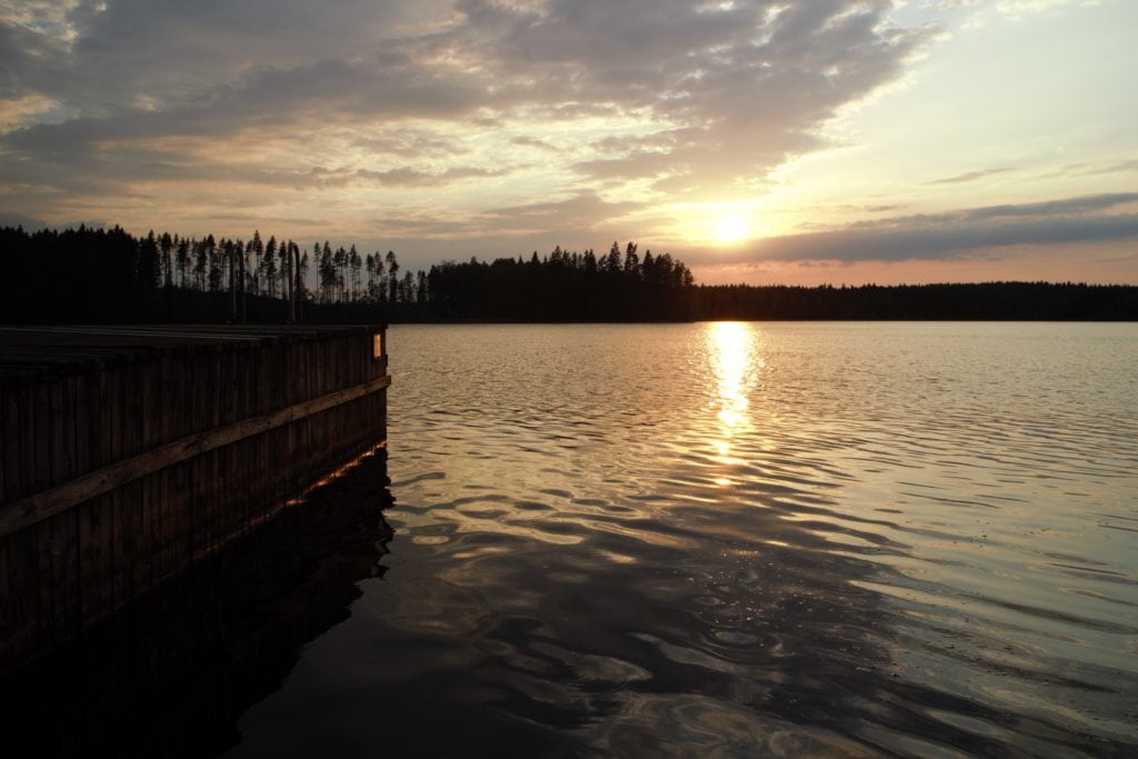 Auringonlasku kesällä Salusjärvellä.