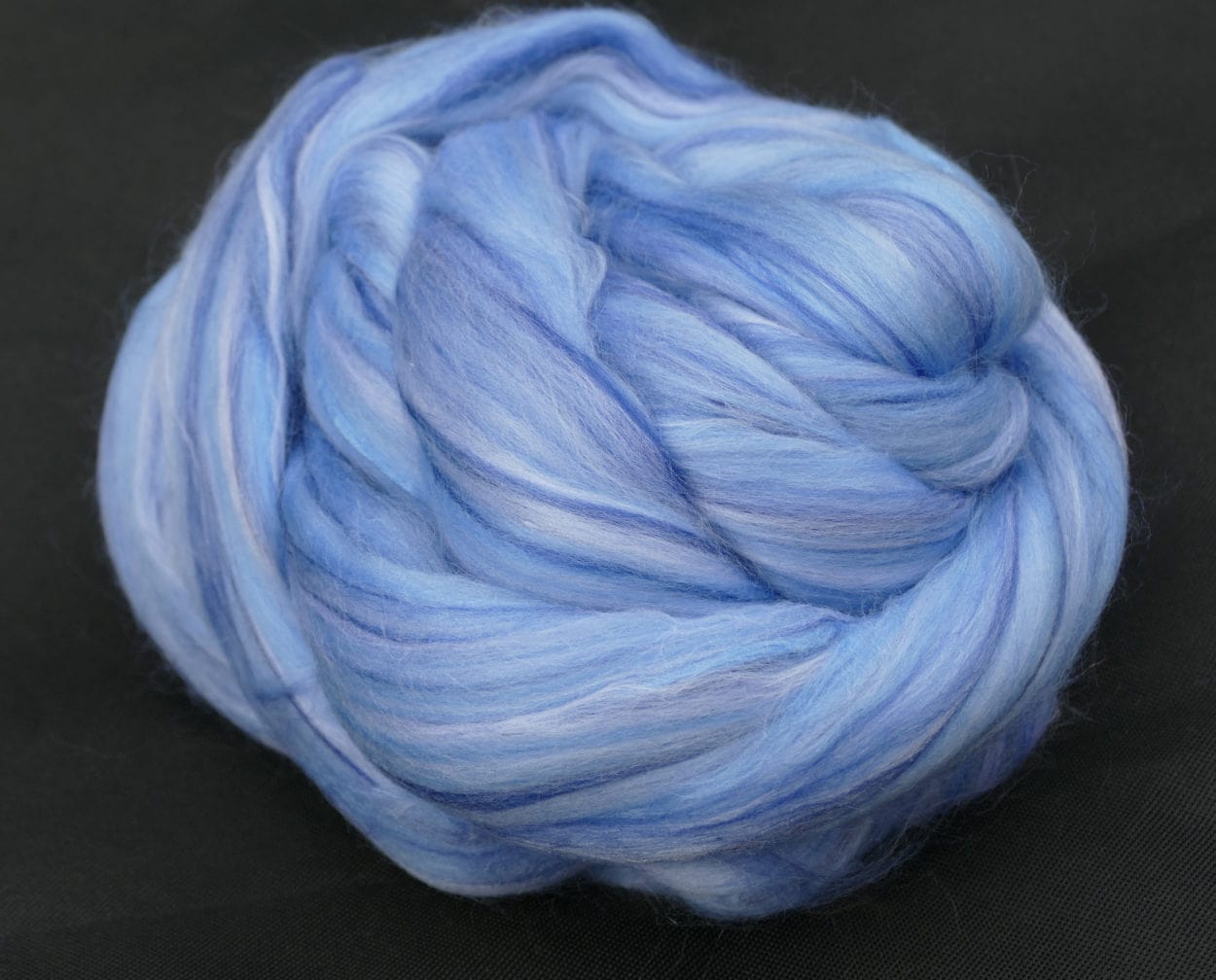 Silkkimerino Pilvihattara on sekoitus erisävyisiä vaaleita sinisiä.