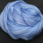 Silkkimerino Pilvihattara on sekoitus erisävyisiä vaaleita sinisiä.