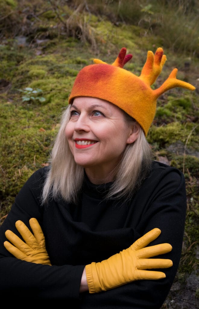 Huopakuiskaaja Elina Saari kelta-oranssi sarvellinen huopahattu päässä.