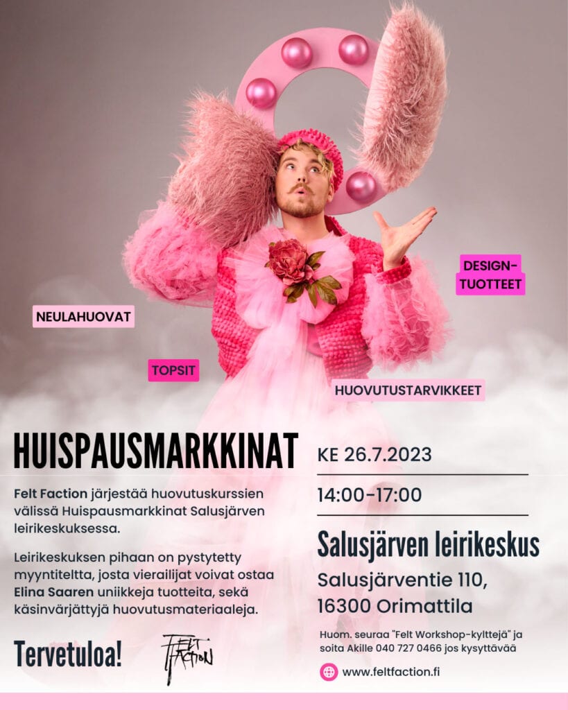 Huispausmarkkinat -juliste sisältäen samat tiedot, kuin tekstissä edellä. Kuvassa malli pukeutuneena pinkkiin nappulaboleroon heittelee pinkkejä pörrötyynyjä ilmaan.